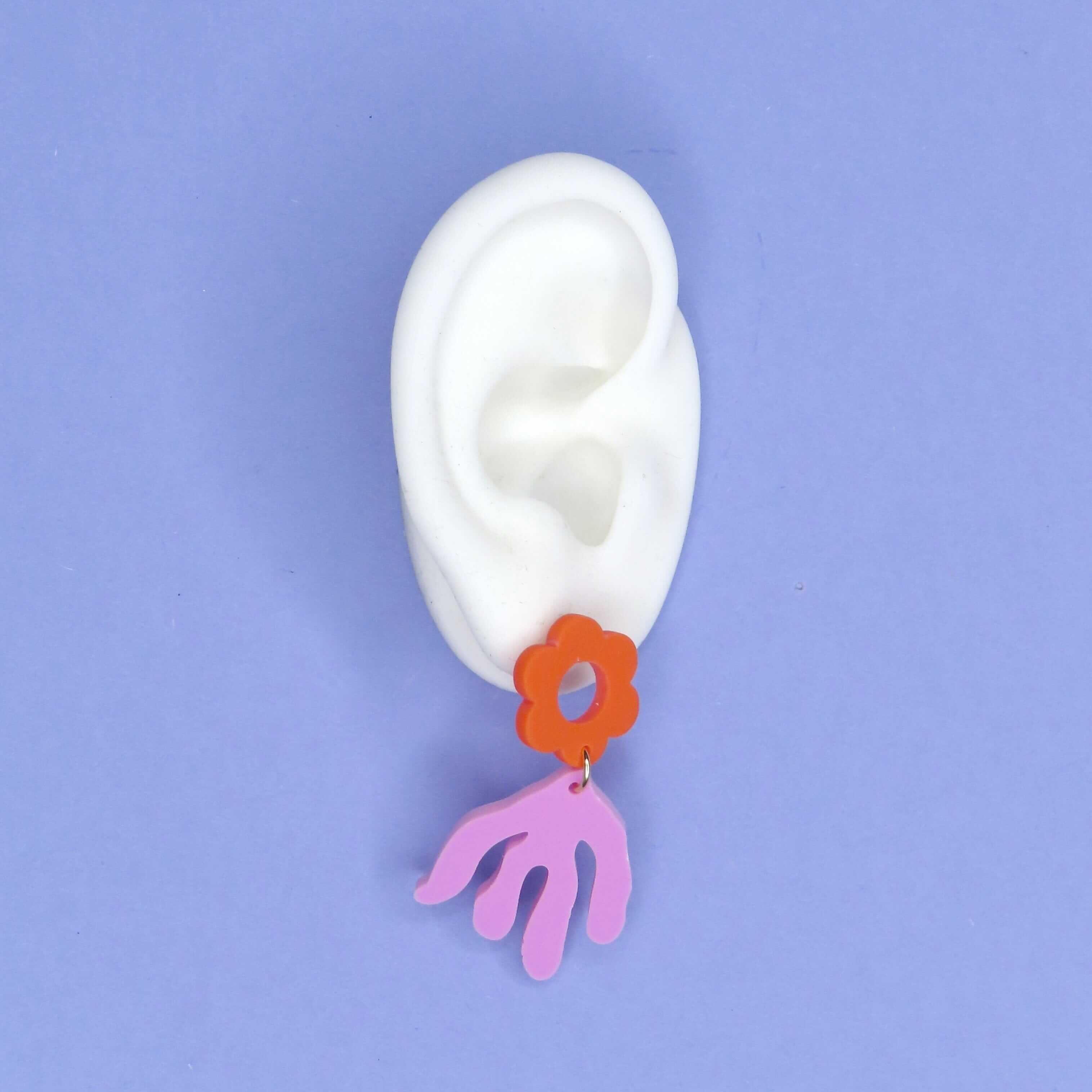 Acryl-Ohrringe mit orangeroter Blume und violettem Zweigmotiv in Matisse-Stil