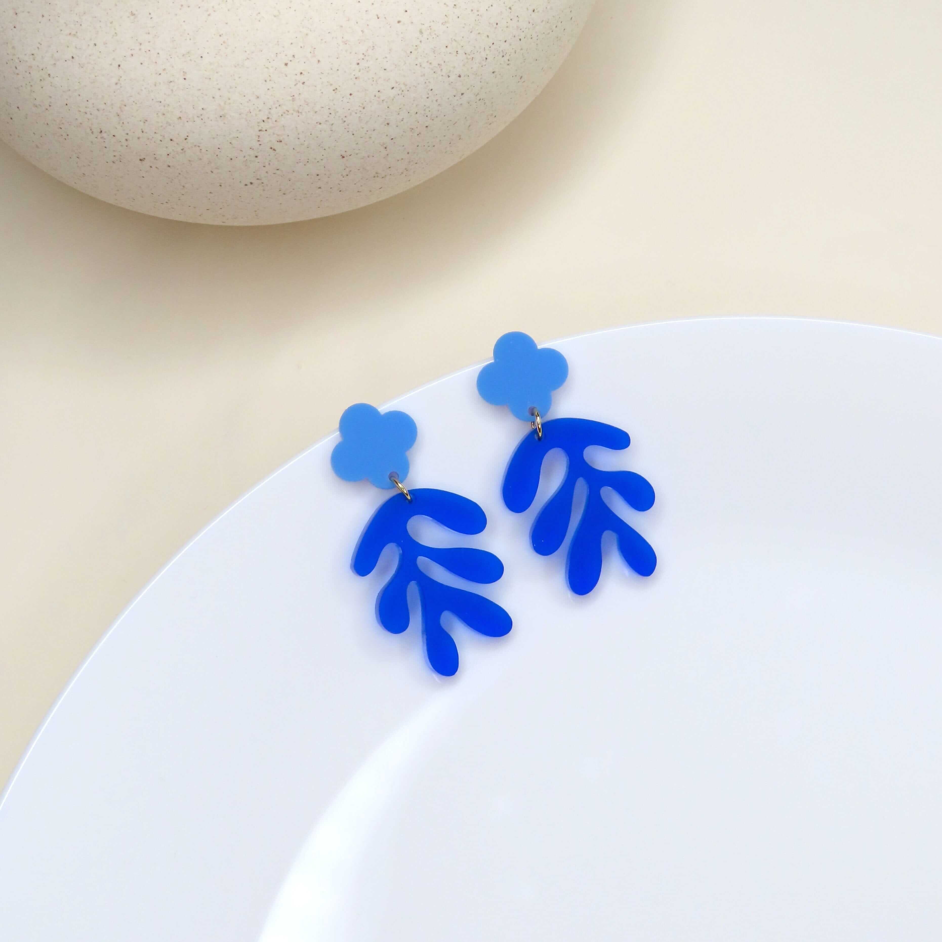 Acryl-Ohrringe in Himmelblau und Dunkelblau mit floral-abstrakter Form im Matisse-Stil