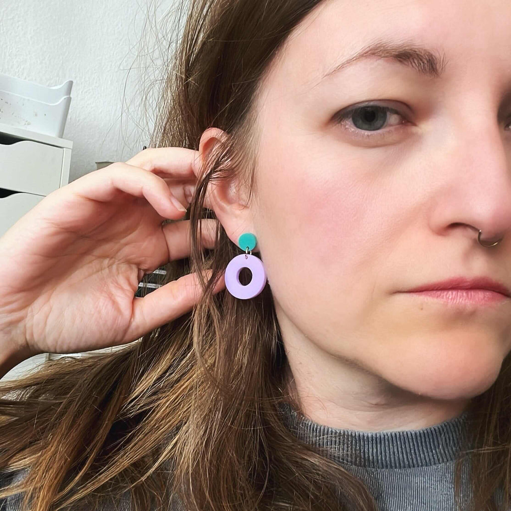 Ohrstecker aus glänzendem Acryl in Flieder mit rundem türkisfarbenem Stecker