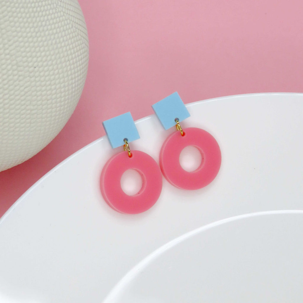 Handgefertigte Square Circle Ohrstecker aus glänzendem Acryl in Rosa und Hellblau