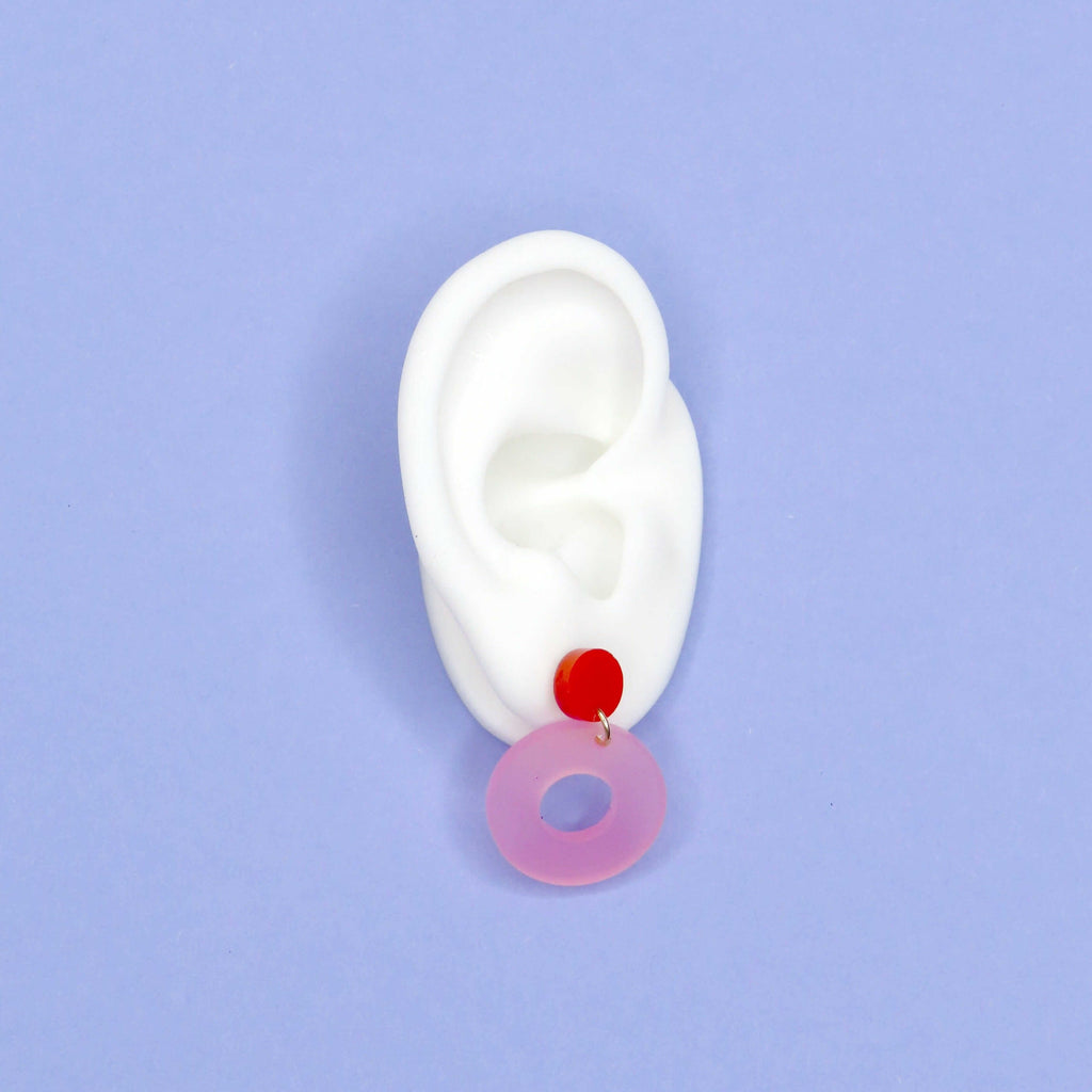 Ohrstecker aus Acryl mit seidenmattem rosa Kreisanhänger und glänzendem rotem Stecker