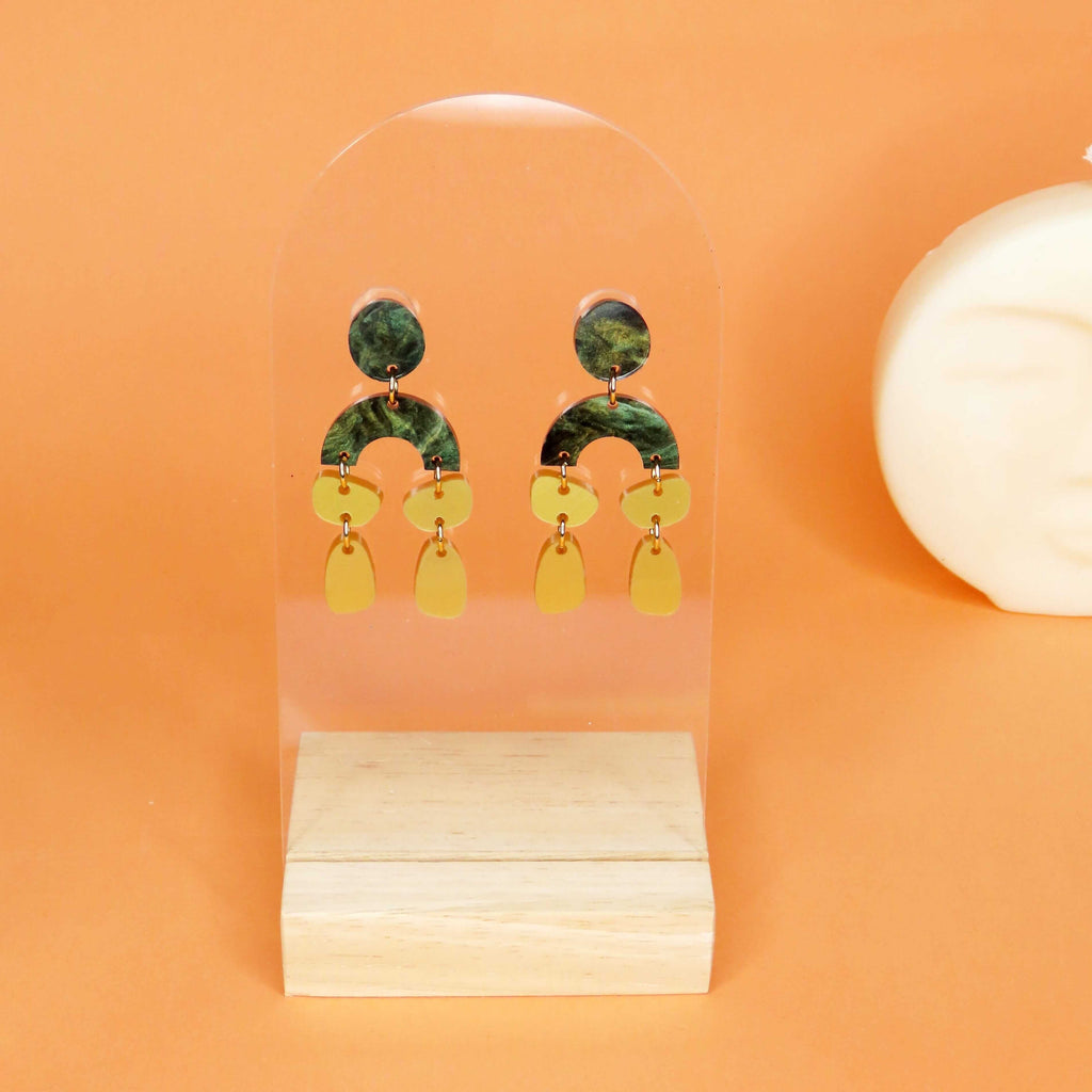 Elegante Acryl Ohrringe in Marble Grün und Gold mit Edelstahlsteckern und geometrisch-organischen Formen