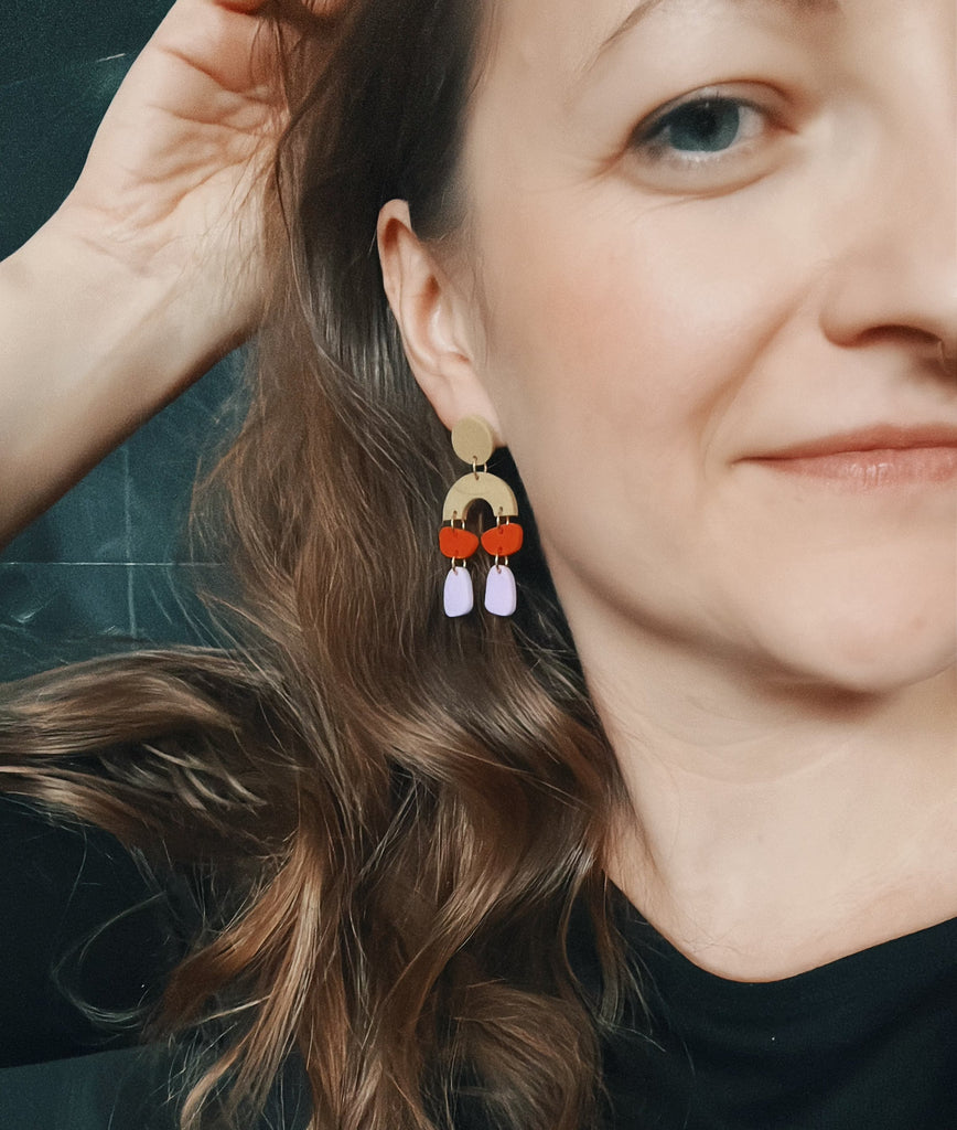 Ohrhänger Ophelia aus Acryl in Olivgrün mit orangenen und fliederfarbenen Elementen, Edelstahlstecker