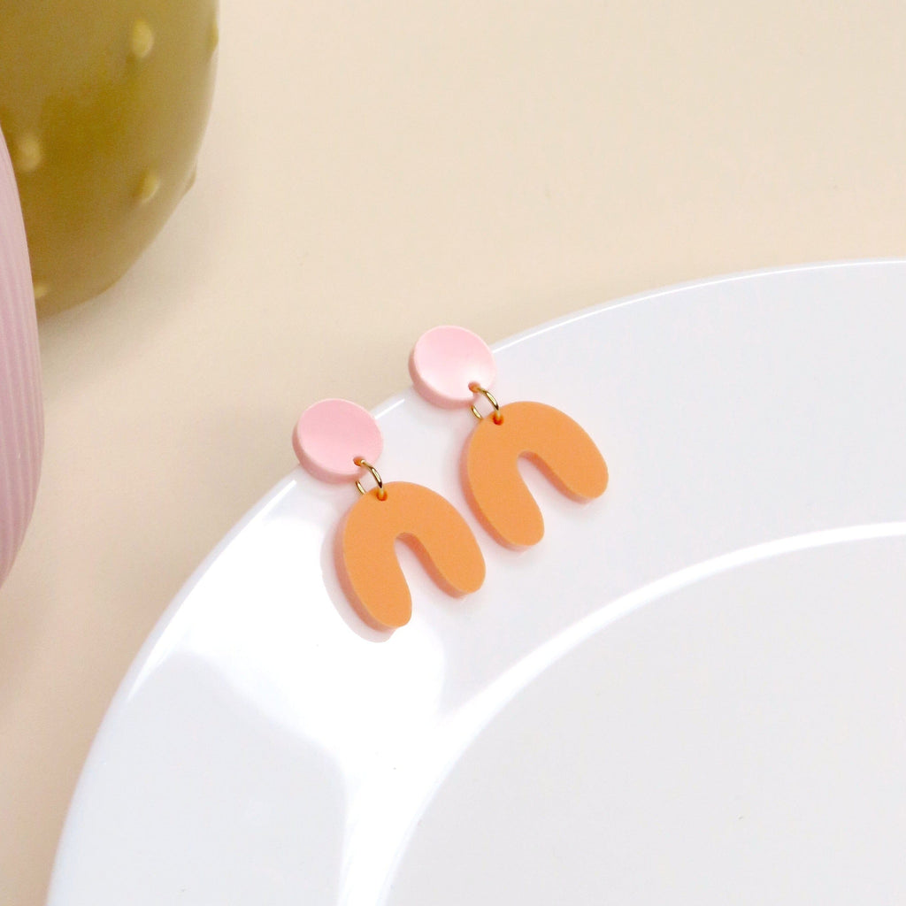 Zarte Acryl Ohrringe mit rosa Kreisstecker und pfirsichfarbenem Bogenanhänger