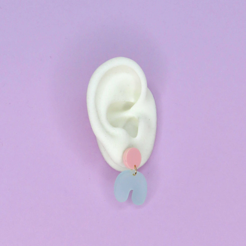 Ohrringe mit pastellrosa kreisförmigem stecker und asymmetrischem mintfarbener bogen aus acryl