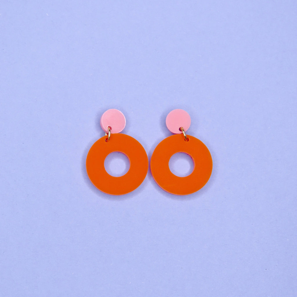 Moderne Acryl Ohrringe mit Edelstahlstecker, rosa Kreis und auffälligem orangem Ring mit Loch