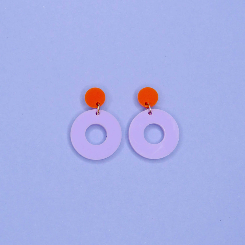 Leichte Edelstahl Ohrstecker mit orangefarbenem Stecker und fliederfarbenem Ring aus Acryl