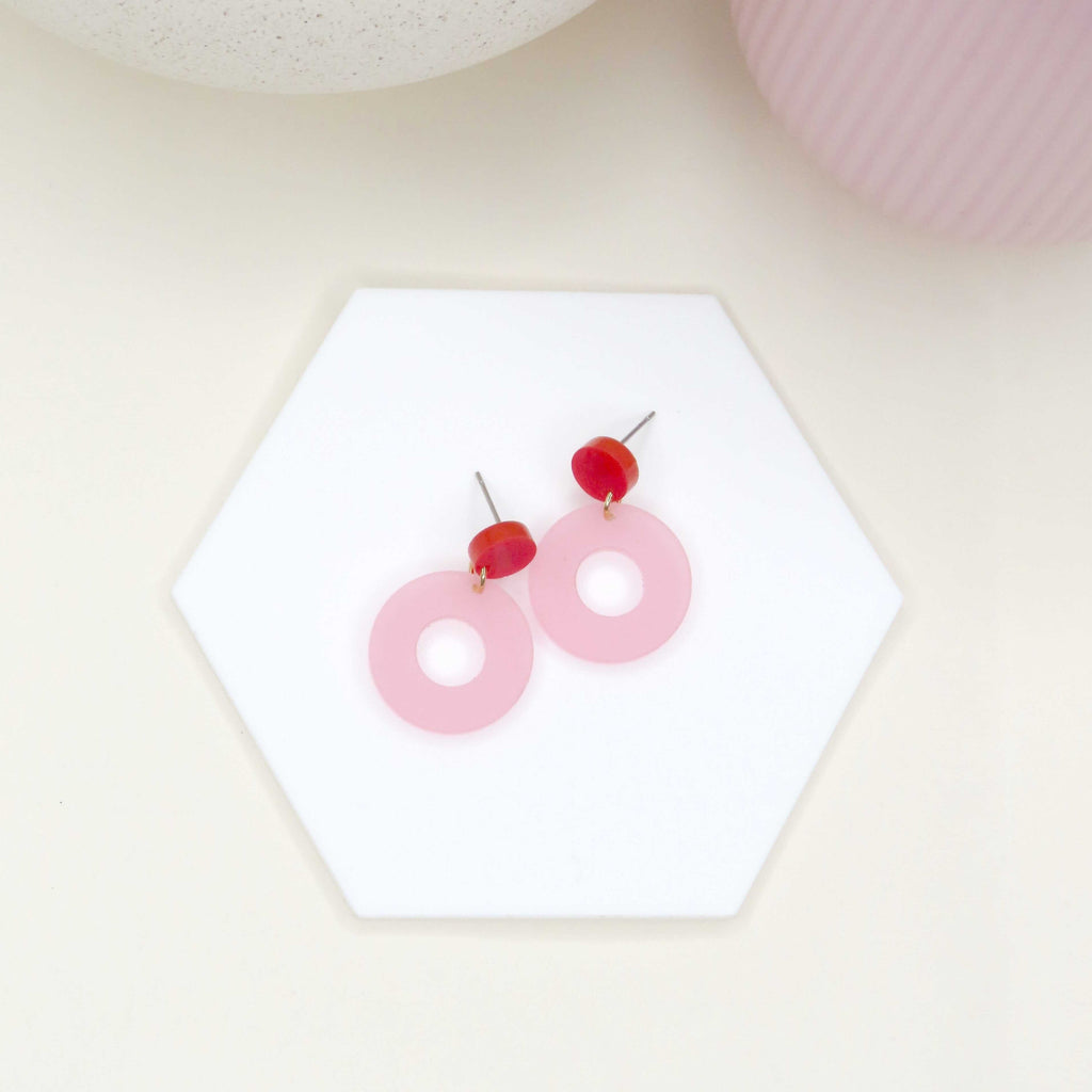 Colorblocking Ohrstecker in glänzendem Rot und mattem Rosa aus Acryl und Edelstahl