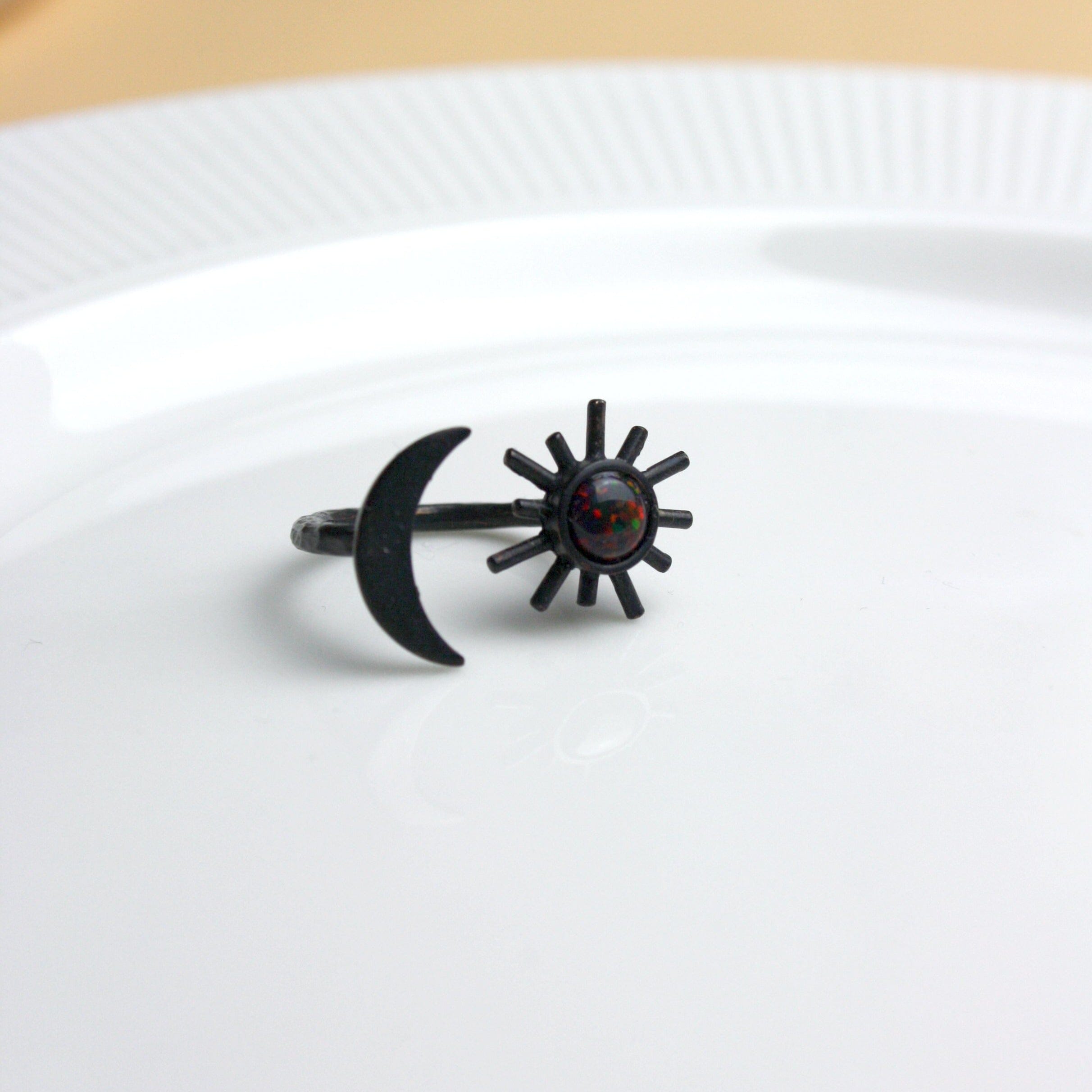 Schwarzer Sonne und Mondsichel Messing Ring mit dunkelrotem Opalstein Ringe niemalsmehrohne 