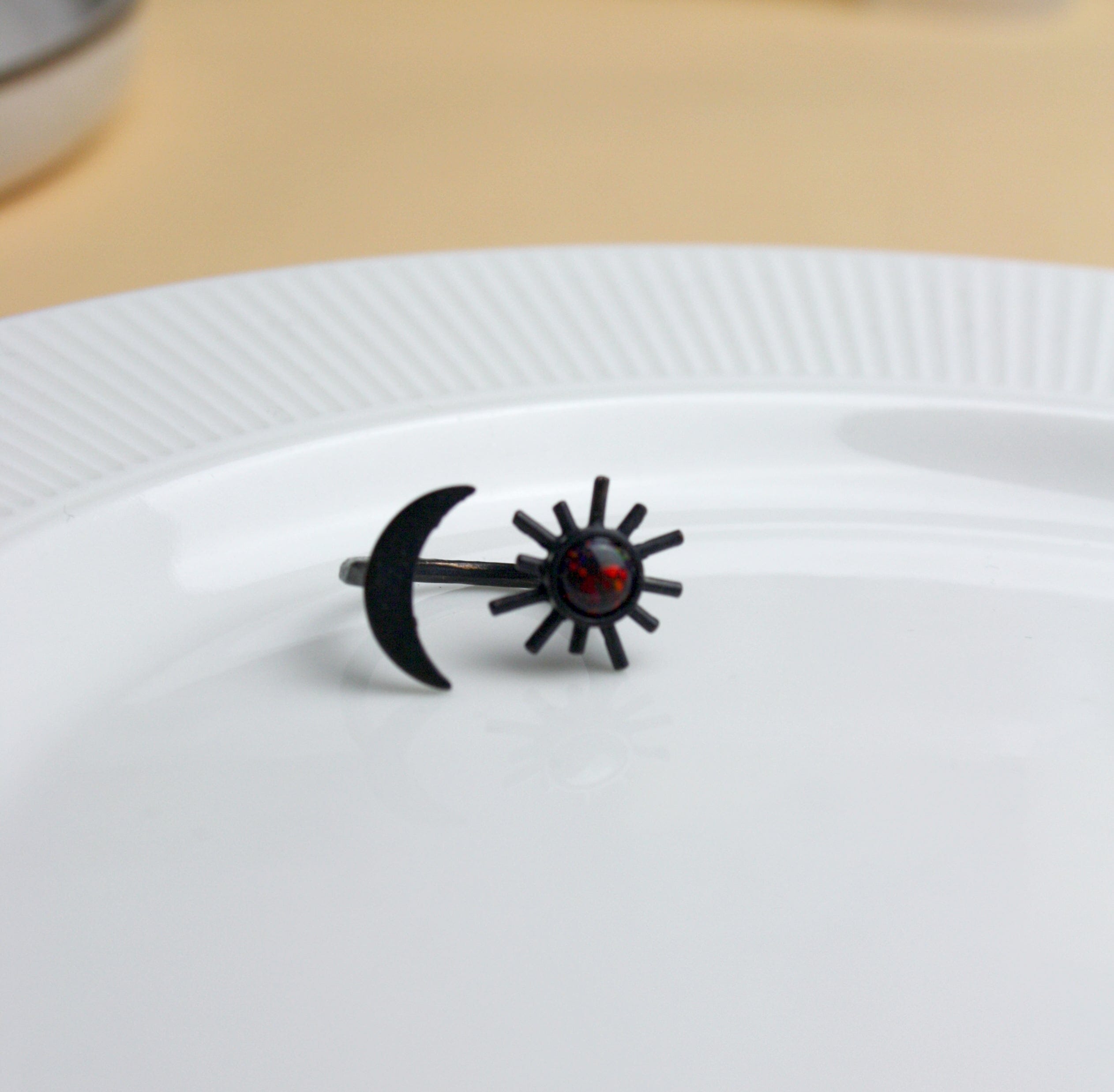 Schwarzer Sonne und Mondsichel Messing Ring mit dunkelrotem Opalstein Ringe niemalsmehrohne 