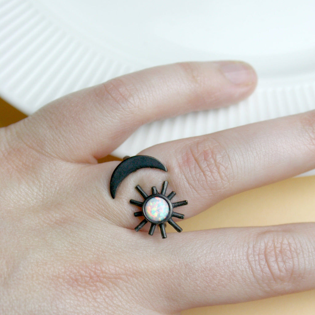 Schwarzer Sonne und Mondsichel Messing Ring mit weißem Opalstein Ringe niemalsmehrohne 