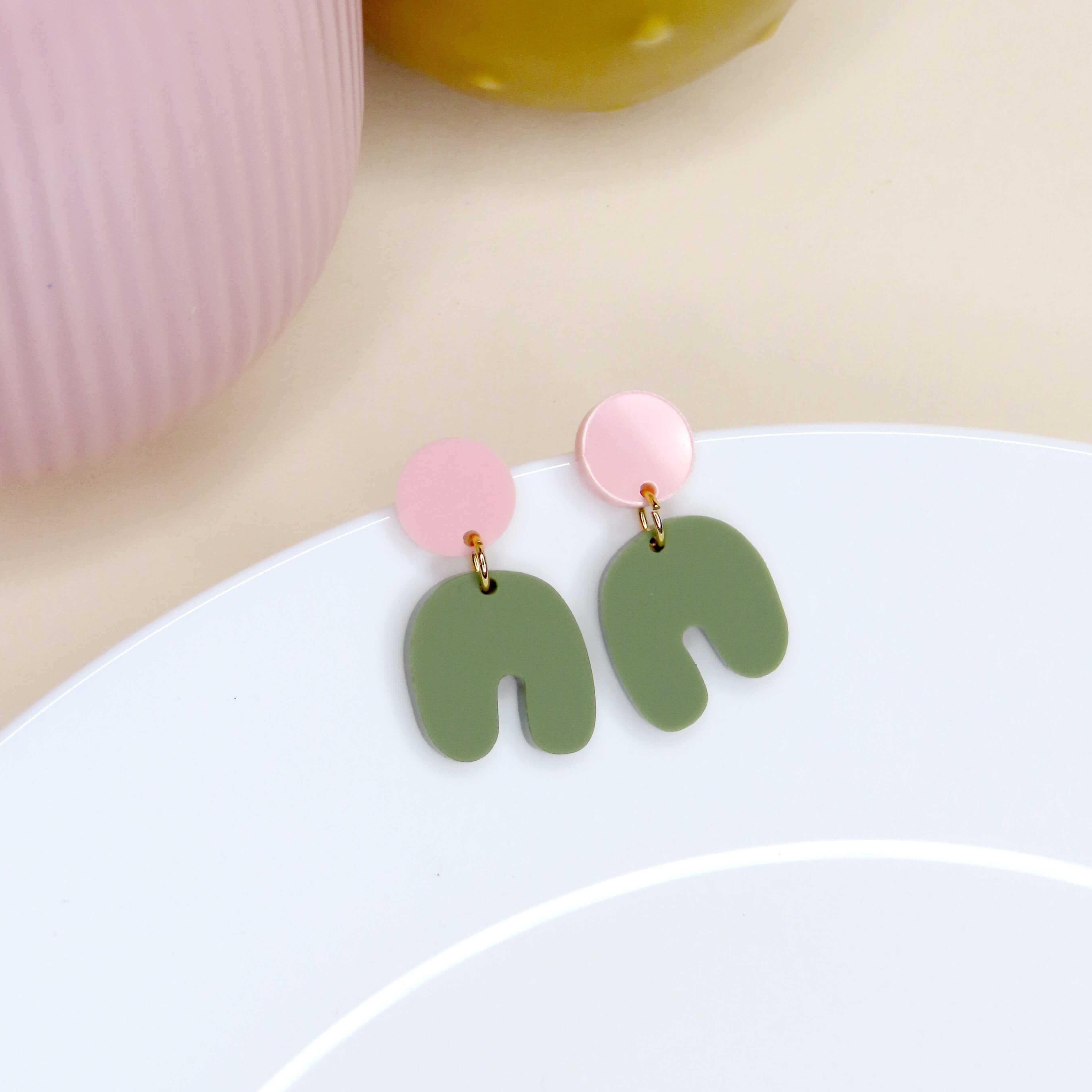 Leichte Edelstahl Ohrstecker mit rosa Kreis und olivgrünem Acryl-Bogen in modernem Design