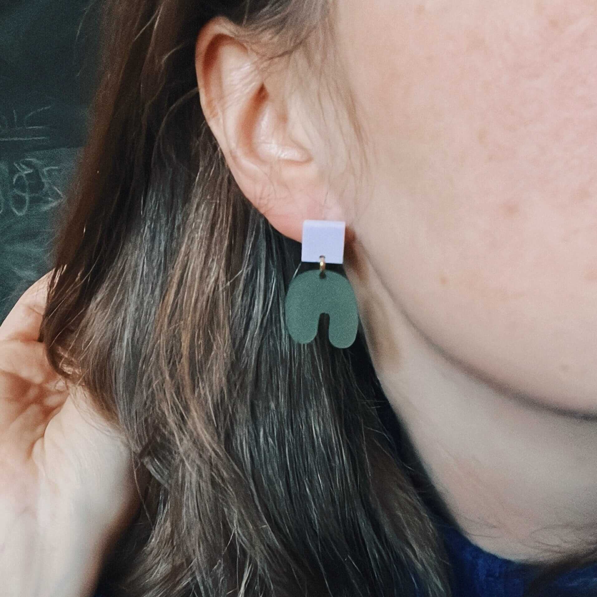 Squishy Square Arch Ohrringe aus Acryl mit fliederfarbenem quadratischem Stecker und grünem asymmetrischem Bogenanhänger.