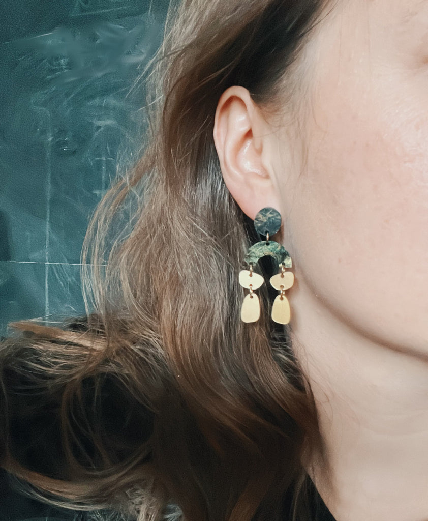 Ophelia Design Ohrringe mit grün marmoriertem Acryl, Halbkreisform und goldfarbenen Plättchenanhängern
