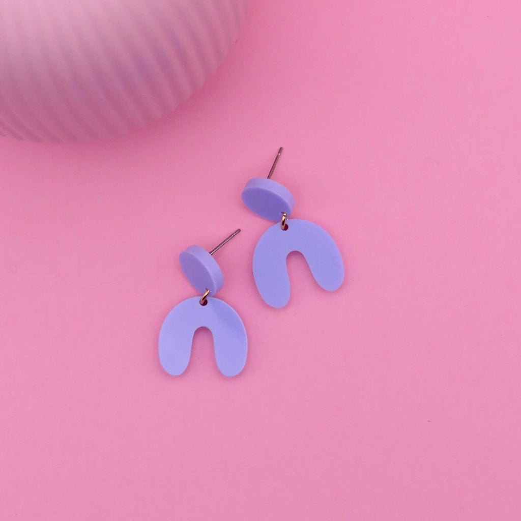 Fliederfarbene Acryl-Ohrringe in geschwungener U-Form mit rundem Stecker aus Edelstahl