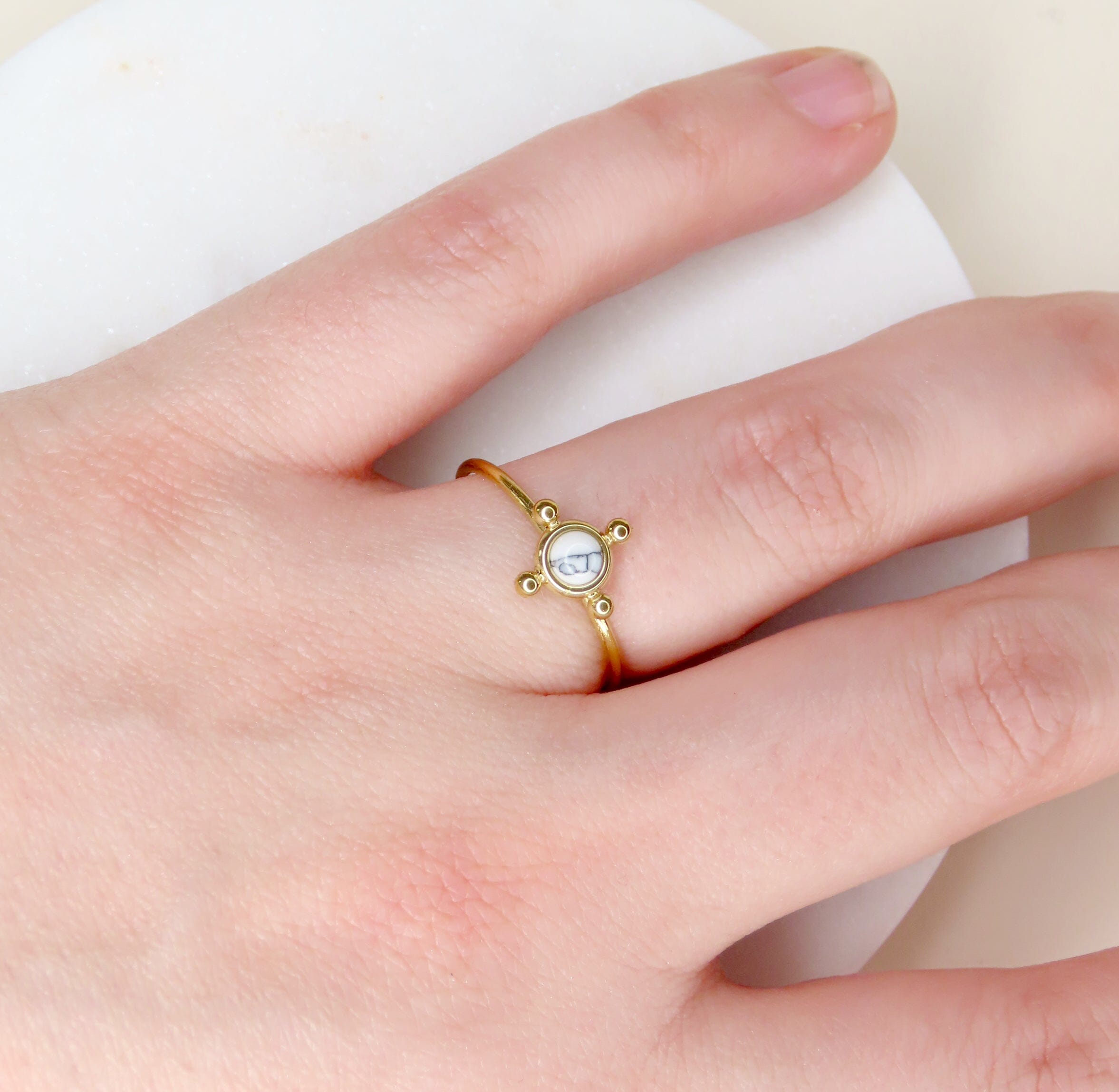 Zarter Messing Ring mit weißem runden Stein Ringe niemalsmehrohne 